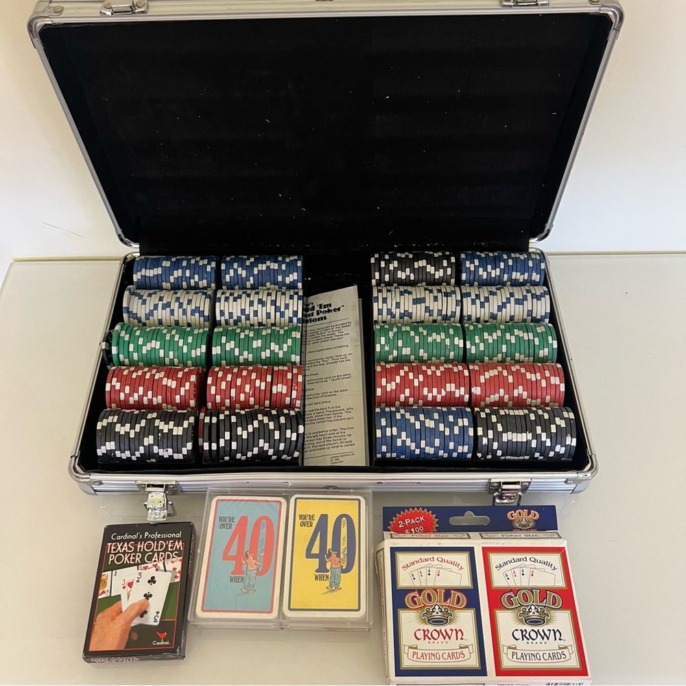 Cardinal's Professional Texas Hold'em Poker Set